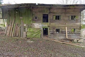  Vom Bauernhaus im bayerischen Arnbruck standen im Grunde nur Rudimente und auch diese waren bereits so gut wie vollständig eingestürzt 