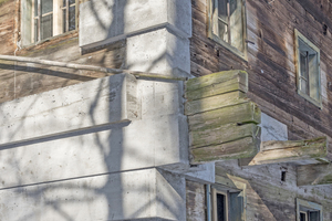  Die eingefügten Betonbarren vertragen sich mit dem Holz der alten Fassade, weil Dämmbeton und Holz sehr ähnliche bauphysikalische Eigenschaften hat, was den Wärmedurchgangskoeffizienten und Elastizitätsmodul anbelangt Fotos: Edward Beierle 