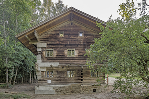  Zum Tal hin wirkt der Bauernhof beinahe unverändert. Nur wenige Betonbalken deuten an, dass hinter der Fassade einiges passiert sein muss 