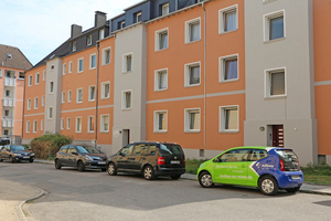  Straßenzug im Südostviertel Essen vor (links) und nach (rechts) der Sanierung  Fotos: Béatrice Engel und Saint-Gobain Weber 