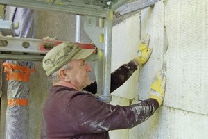  Die Mineralwolle-Dämmplatten werden fugendicht gestoßen und im Verbund verklebt Fotos: Saint-Gobain Weber 