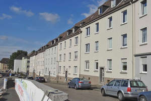  Straßenzug im Südostviertel Essen vor (links) und nach (rechts) der Sanierung  Fotos: Béatrice Engel und Saint-Gobain Weber 