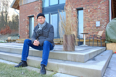 Thomas Wieckhorst, Chefredakteur der Zeitschrift bauhandwerk, vor der zum Wohnhaus umgenutzten Durchfahrtsscheune in Bielefeld Foto: Gonni Engel Kontakt: 05241/801040, thomas.wieckhorst@bauverlag.de