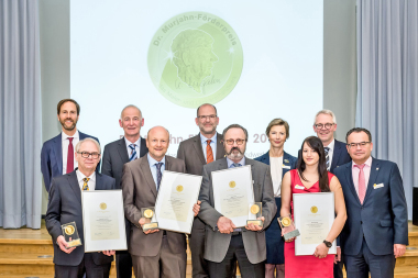 Preistr?ger-Gruppe mit Winfried J?nemann, Haico B?hmer, Peter Fuchs und Bianca Scholz in der ersten Reihe mit ihren Preisen und Urkunden Foto: Kuratorium Dr. Murjahn-F?rderpreis