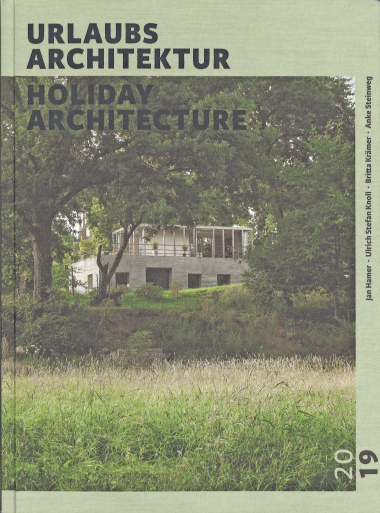 Edition Urlaubsarchitektur. Hrsg.: Jan Hamer. Autoren: Ulrich Knoll, Britta Kr?mer, Anke Steinweg sowie Hubertus Adam, Tina Barankay (Essays). 250 Seiten, zahlreiche Abbildungen. Hardcover mit Leinen-Einband. 36,95 Euro. ISBN: 978-3-9817367-5-5