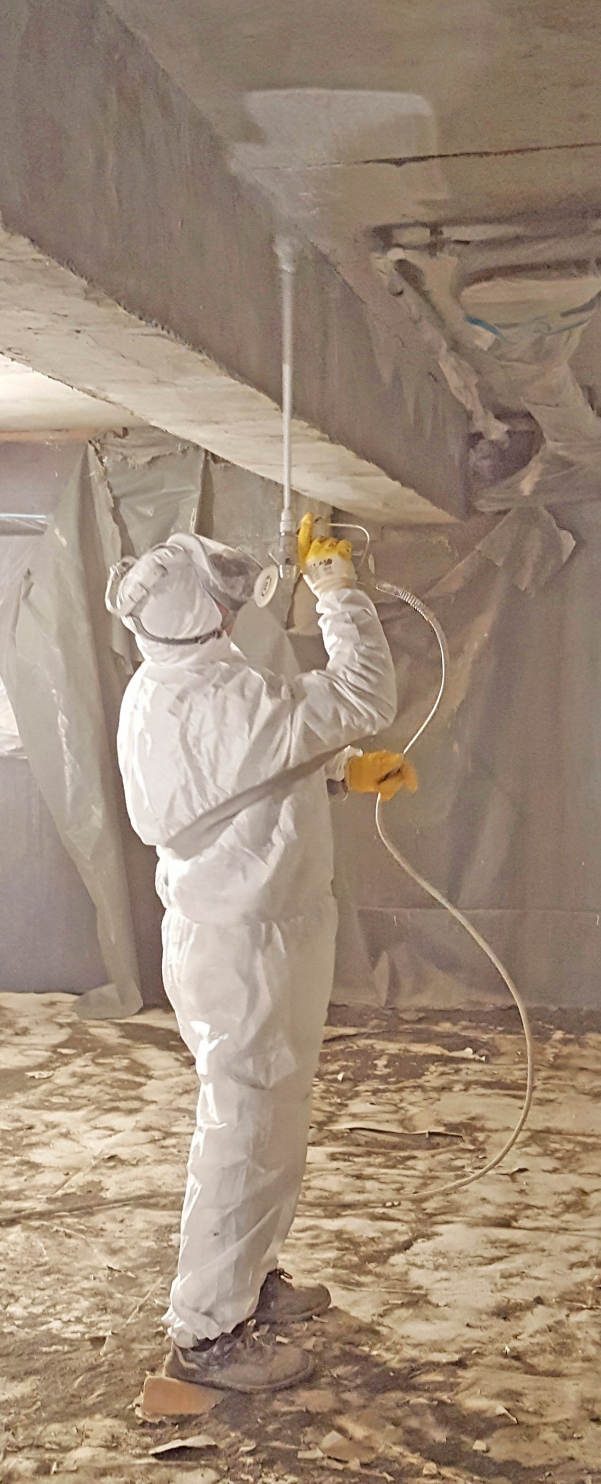 Auftrag der finalen Versiegelung im Zug der Sanierung der Rippendecken im Gymnasium Balingen mit Instandsetzungsmörtel im Nassspritzverfahren Fotos: Betos / StoCretec