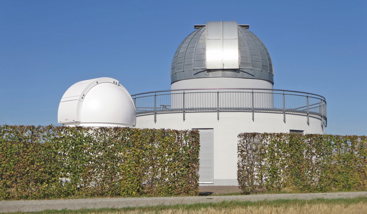 Auf dem Karlsberg liegt die Sternwarte der Astronomischen Vereinigung Weikersheim e. V. mit ihren zwei Kuppeln. Deren infolge ihrer exponierten Lage intensive Bewitterung machte jüngst eine Sanierung der Beschichtung auf der kleineren der beiden Kuppeln e