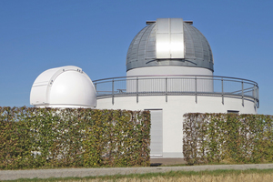  Auf dem Karlsberg liegt die Sternwarte der Astronomischen Vereinigung Weikersheim e. V. mit ihren zwei Kuppeln. Deren infolge ihrer exponierten Lage intensive Bewitterung machte jüngst eine Sanierung der Beschichtung auf der kleineren der beiden Kuppeln e 