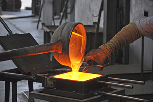  Die Glassteine wurden von Hand aus flüssigem Glas in Formen gegossen Fotos: Poesia 