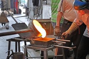  Die Glassteine wurden von Hand aus flüssigem Glas in Formen gegossen Fotos: Poesia 