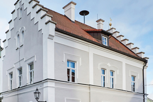  Nach der Sanierung strahlt die Fassade des historischen Rathauses der Gemeinde Breitenbrunn in einem freundlichen Grau/Weiß<span class="bildnachweis">Foto: PPG Coatings</span> 
