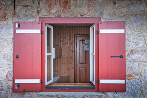  Nach der Renovierung erstrahlen die Fensterläden in einem frischen Rot-Weiß-Rot 