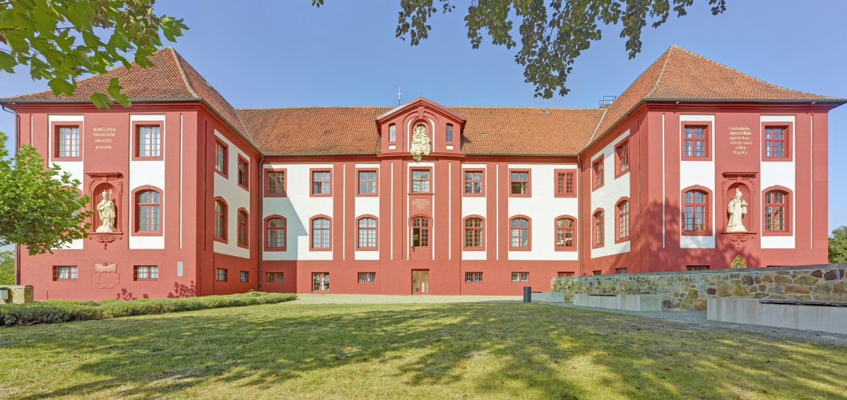 Das prunkvoll erbaute Konventgebäude des Klosters in Bad Iburg ist mit einem dreischichtigen Auftrag einer roten, hoch wetterbeständigen Silikonharzfarbe versehen