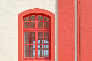  Dunkelrote Anstriche an Eckquadern, Fenster- und Türgewänden gliedern die Architektur. Für diesen Anstrich eignete sich besonders eine wasserabweisende, dabei gleichermaßen dampfdiffusionsoffen Fassaden-Emulsionsfarbe Fotos: Andreas Braun / Caparol 