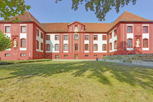  Das prunkvoll erbaute Konventgebäude des Klosters in Bad Iburg ist mit einem dreischichtigen Auftrag einer roten, hoch wetterbeständigen Silikonharzfarbe versehen 