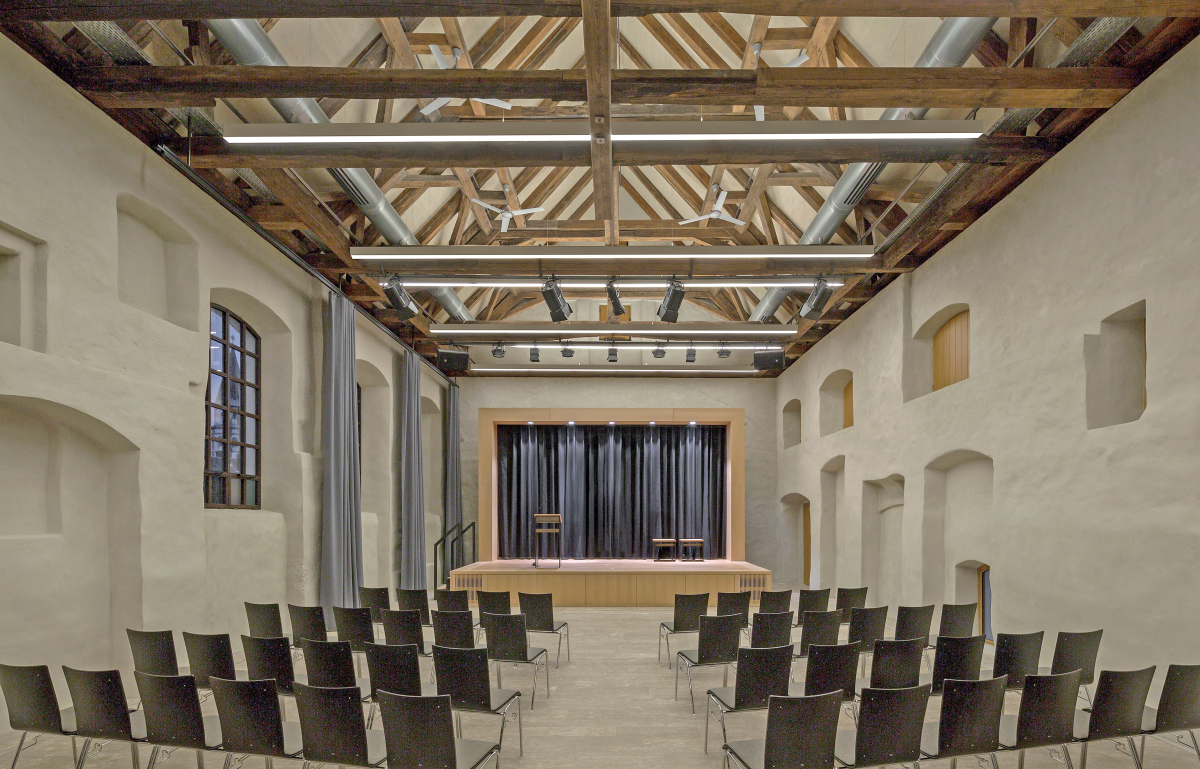 Das Kapuzinerkloster in Neumarkt in der Oberpfalz vor (links) und nach (rechts) der Sanierung und Umnutzung Fotos: Berschneider+Berschneider / Petra Kellner