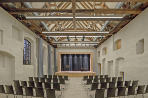  In der ehemaligen Klosterbrauerei befindet sich heute der Gemeindesaal. Hier wurden zwei Ebenen zurückgebaut, um den Blick in den beeindruckenden historischen Dachstuhl freizugeben Fotos: Petra Kellner 