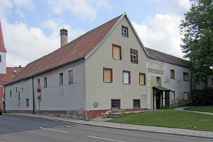  Das Kapuzinerkloster in Neumarkt in der Oberpfalz vor (links) und nach (rechts) der Sanierung und Umnutzung Fotos: Berschneider+Berschneider / Petra Kellner 