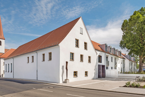  Das Kapuzinerkloster in Neumarkt in der Oberpfalz vor (links) und nach (rechts) der Sanierung und Umnutzung Fotos: Berschneider+Berschneider / Petra Kellner 