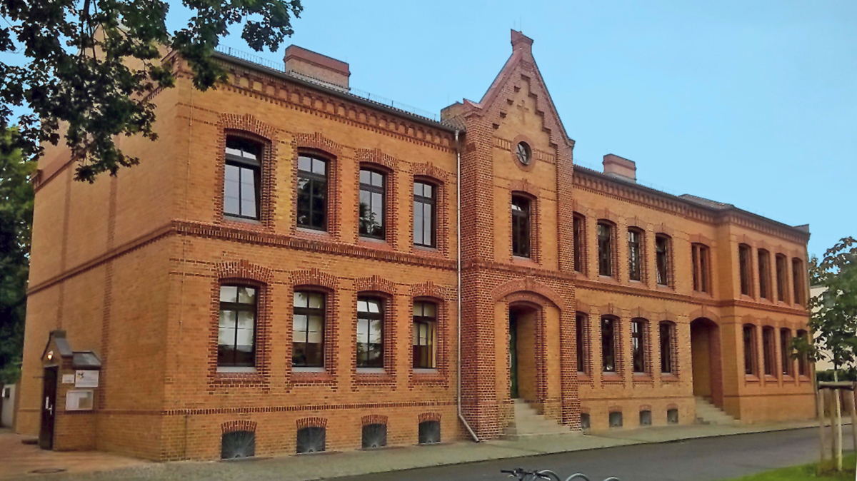 Das ?Rote Schulhaus? lädt zum Lernen ein. Die sanierte Goethe-Grundschule in Eisenhüttenstadt