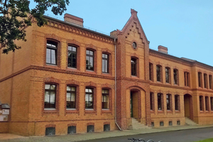  Das ?Rote Schulhaus? lädt zum Lernen ein. Die sanierte Goethe-Grundschule in Eisenhüttenstadt 