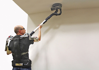 Der Prototyp ?Lucy? ist ein an der Helmut-Schmidt-Universit?t in Hamburg entwickeltes aktives Exoskelett, das die menschliche Kraft maschinell steigert Foto: Helmut-Schmidt-Universit?t / Smart Assist