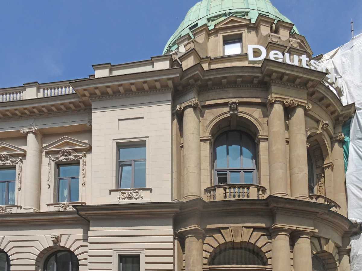 Links im Bild Fassadenflächen nach der Sanierung, rechts Vorzustand