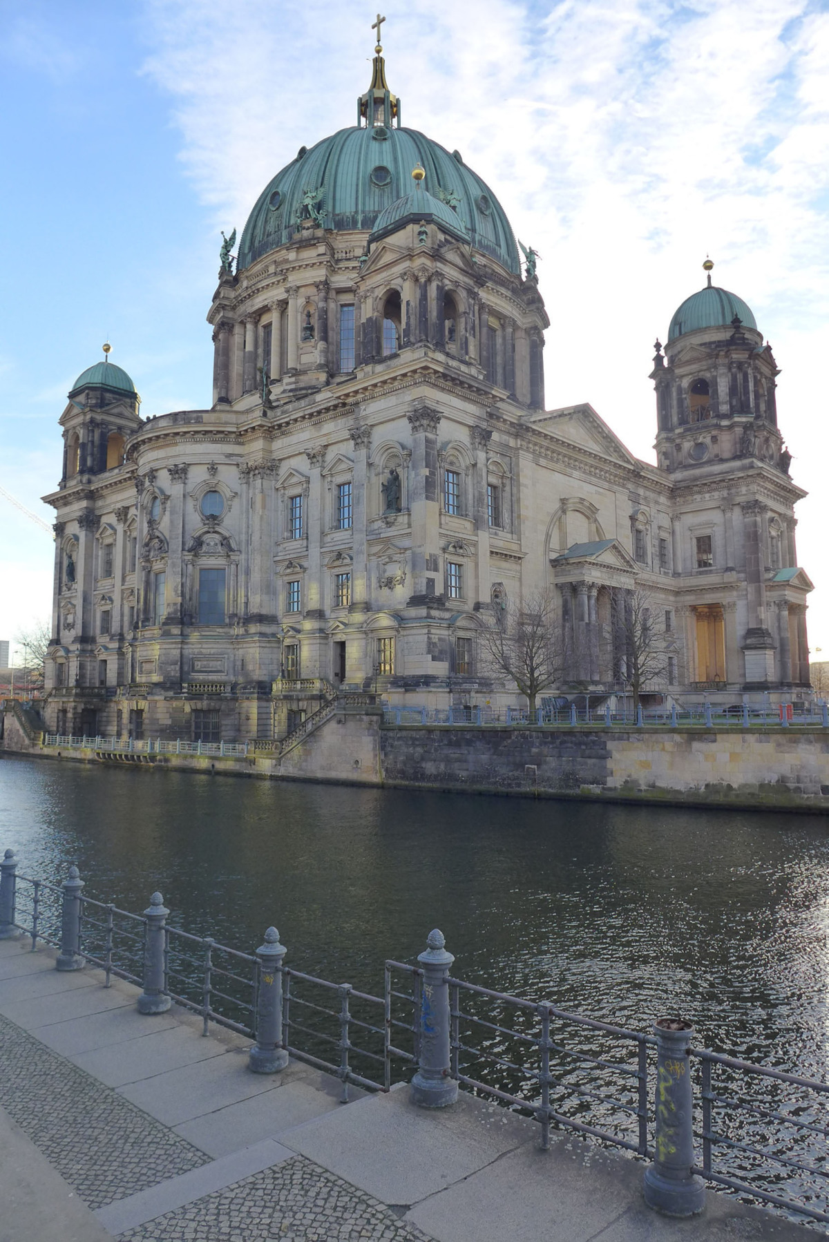 Der Berliner Dom befindet sich auf der Museumsinsel direkt an der Spree. Hunderttausende Gläubige und Touristen aus dem In- und Ausland besuchen ihn jedes Jahr. Das feuchte Mikroklima hinterließ Spuren an dem unter Denkmalschutz stehenden Gebäude. Der Bau