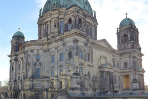  Der Berliner Dom befindet sich auf der Museumsinsel direkt an der Spree. Hunderttausende Gläubige und Touristen aus dem In- und Ausland besuchen ihn jedes Jahr. Das feuchte Mikroklima hinterließ Spuren an dem unter Denkmalschutz stehenden Gebäude. Der Bau 