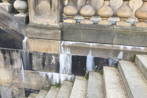  Besonders an der Sandsteinbalustrade und an den Fugen zwischen den Granit-Terrassenplatten zeigten sich die Feuchteschäden 