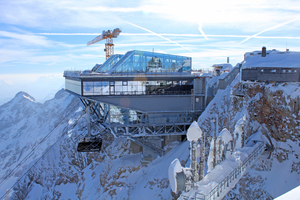  Lange die höchstgelegene Baustelle Deutschlands, jetzt wieder das höchstgelegene Restaurant: die Bergstation der Bayeri-schen Zugspitzbahn Foto: Bayerische Zugspitzbahn Bergbahn 