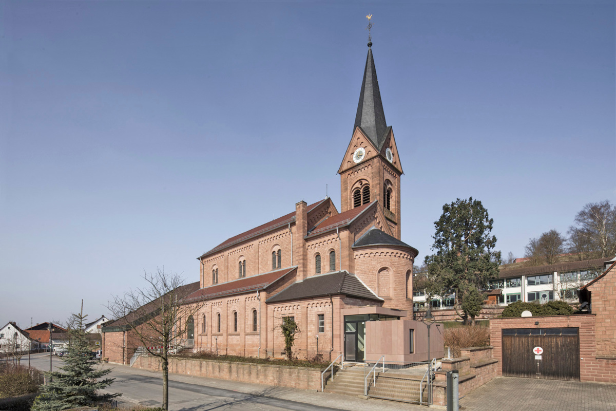 1972 erhielt die neoromanische Kirche St. Michael in Waldaschaff bei Aschaffenburg einen Anbau, der direkt an das Kirchenschiff anschließt und fortan den Altarraum beherbergt