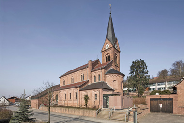 1972 erhielt die neoromanische Kirche St. Michael in Waldaschaff bei Aschaffenburg einen Anbau, der direkt an das Kirchenschiff anschlie?t und fortan den Altarraum beherbergt
