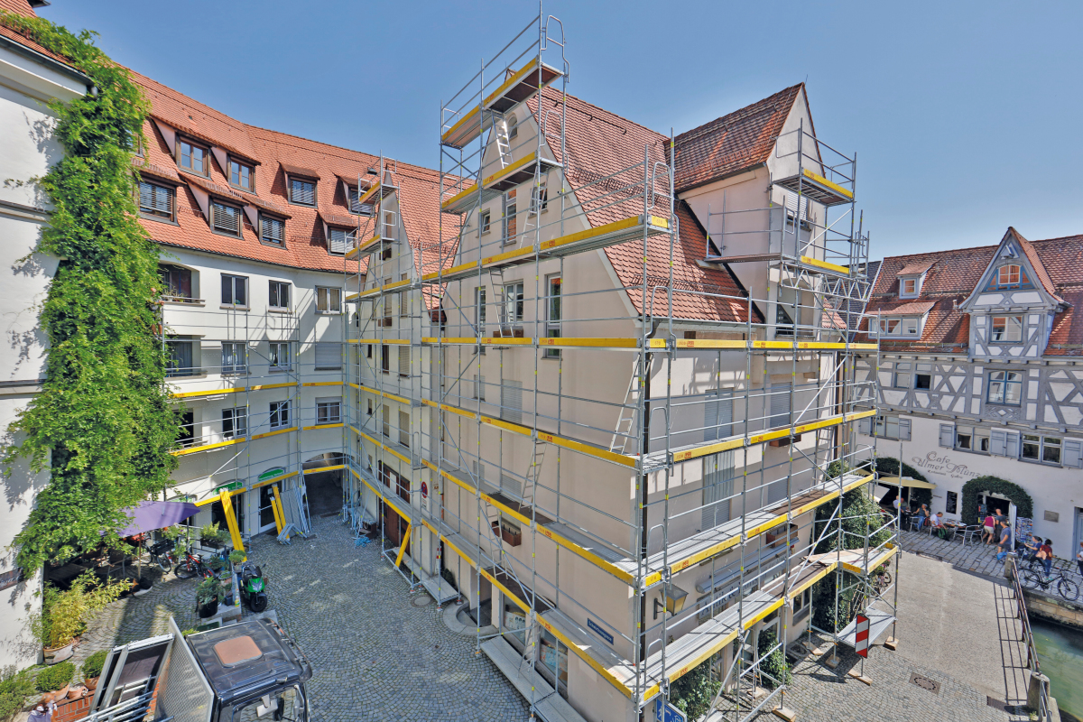 Das Bauen im Bestand stellt besonders hohe Anforderungen an die Sanierung von Fassaden und die dazu erforderlichen Gerüste Fotos: Peri