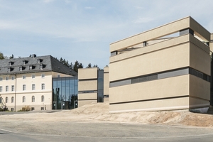  Im Kurhaus in Bad Alexandersbad galt es für die Architekten vom Büro Brückner & Brückner ein denkmalgeschütztes Bestandsgebäude um einen Neubau zu erweitern Foto: Constantin Meyer / Brückner & Brückner Architekten 