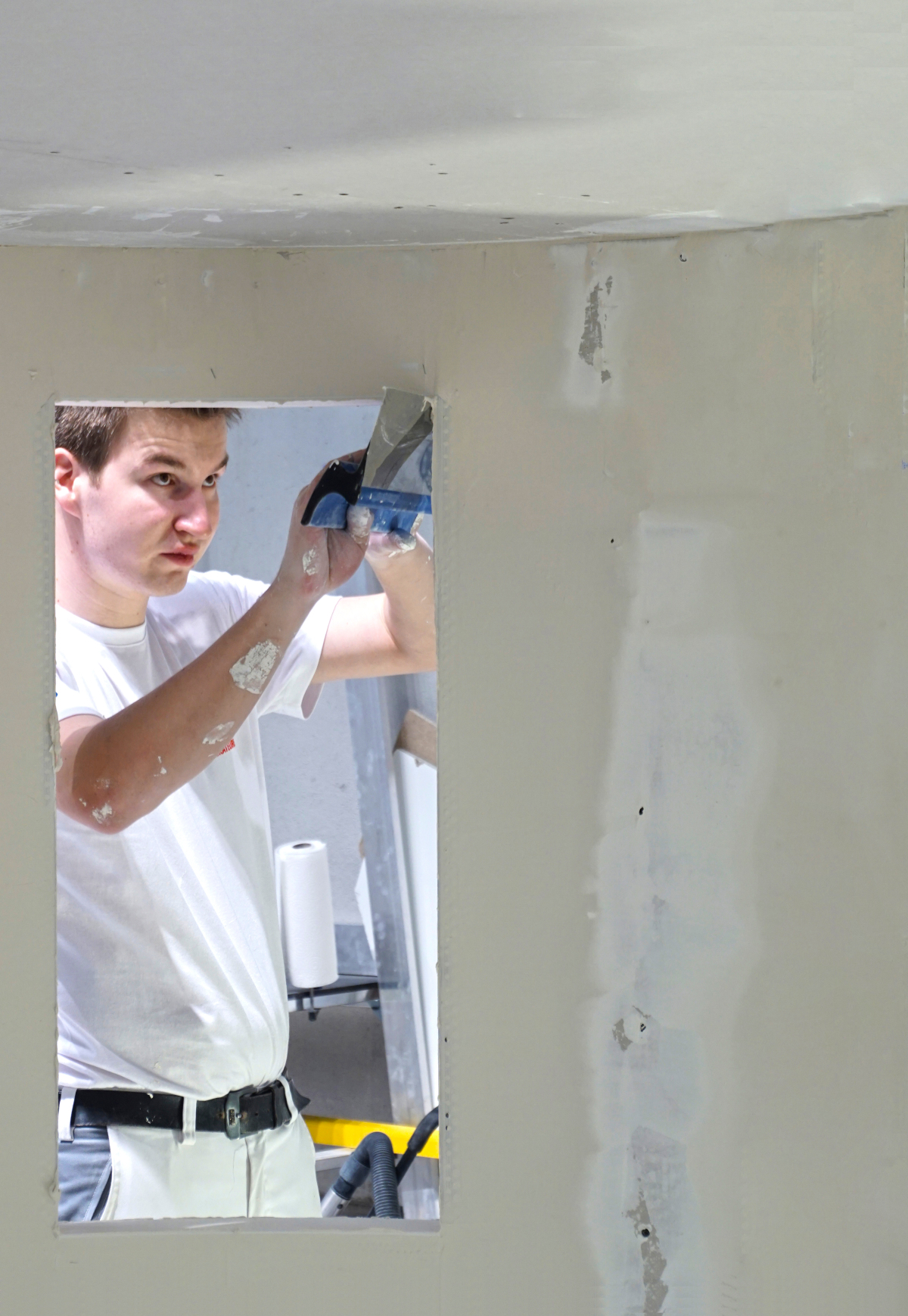 Stuckateur Timo S?ntgerath von der Stuck und Putz GmbH aus Lohmar trainierte im Team der Deutschen Nationalmannschaft auf der Messe FAF f?r die in Kasan (Russland) stattfindenden WorldSkills (Handwerker-Berufsweltmeisterschaften) Fotos: Thomas Wieckhorst