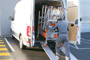  In größeren Fahrzeugen kann die untere Gerüstebene als Transportwagen benutzt werden 