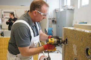  Marcel Thiel, Anwendungstechniker bei Saint-Gobain Weber, zeigt auf dem Handwerkerseminar Ende März in Wülfrath den Rückbau des WDVS „weber.therm circle“ Foto: Thomas Wieckhorst 