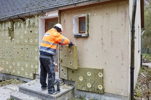  Die Mineralwolle-Dämmplatten von Hand entfernt und gestapelt Fotos: Saint-Gobain Weber 