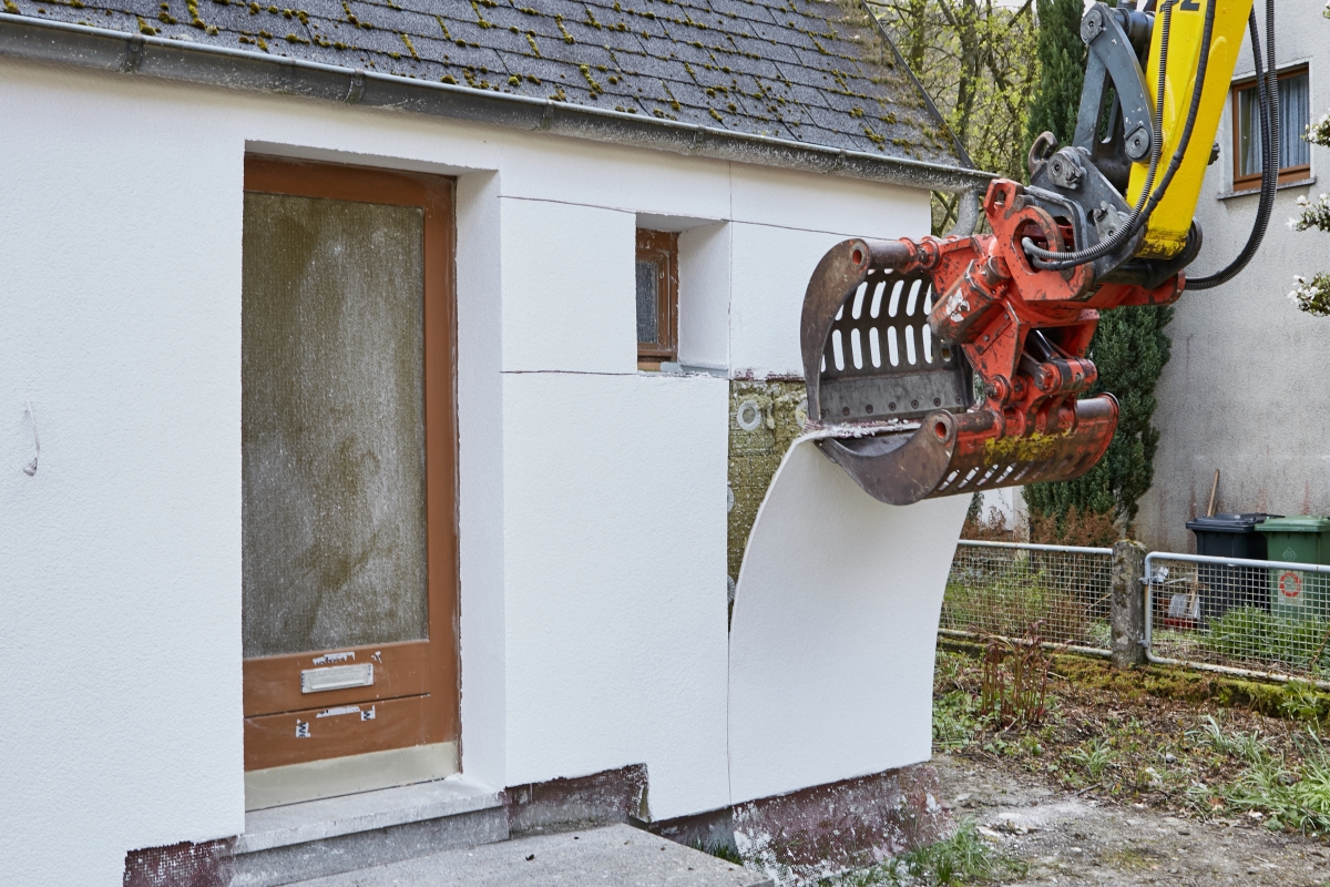 Bei „weber.therm circle“ werden die Dämmplatten rein mechanisch mit Schraubdübeln an der Fassade befestigt