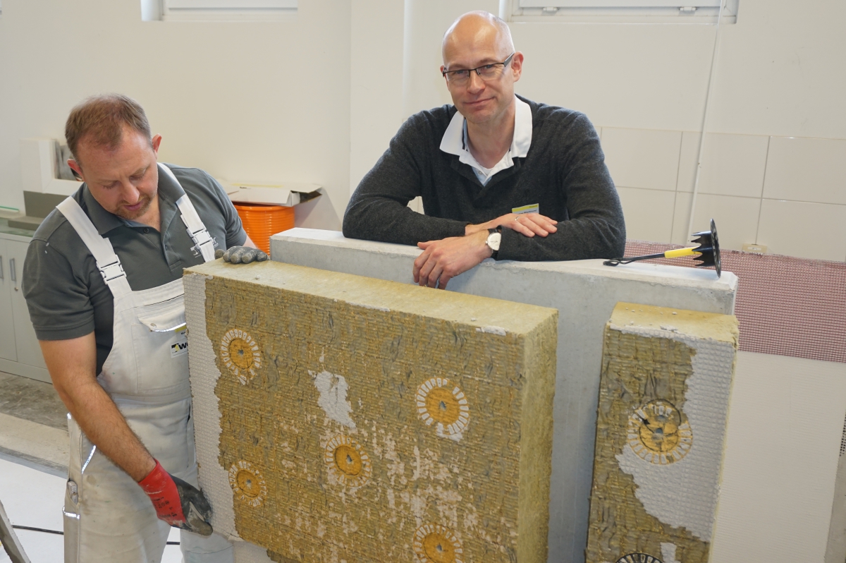 Thomas Wieckhorst, Chefredakteur der bauhandwerk, auf einem der ersten Handwerkerseminare zur Verarbeitung des WDVS „weber.therm circle“ Ende März in Wülfrath Foto: Jan Henrichs Kontakt: 05241/801040, thomas.wieckhorst@bauverlag.de