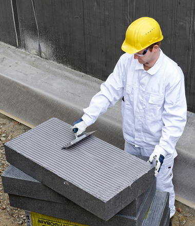 Mit weber.tec Superflex D 24 dichten Planer und Bauherren Bauwerke nicht nur zuverl?ssig und schnell gegen Feuchtigkeit ab, sondern auch gegen Radongas. Die Reaktivabdichtung eignet sich damit als bauliche Ma?nahme zur Einhaltung der neuen Radongrenzwerte