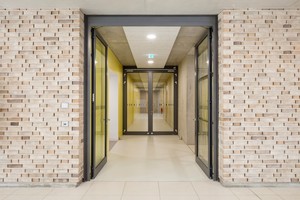  Die raumhoch ausgeführten Stahl-Rohrrahmenelemente von Hörmann sind aufgrund ihrer Materialität besonders robust und langlebig Fotos: Hörmann / Schörghuber 