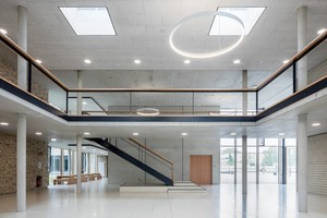  Lichtdurchflutetes, großzügiges Foyer mit Treppe und Blick auf den Gebäudeteil, der die Fachräume der Gesamtschule Lippstadt bündelt 