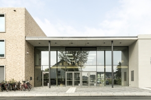  Ziegel, Glas und Beton prägen die neue Gesamtschule Lip-pstadt nach Plänen des Büros Swiatkowski-Suerkemper Archi-tekten. Diese erhielte hierfür im vergangenen Jahr von der Architektenkammer Nordrhein-Westfalen den Schulbaupreis 