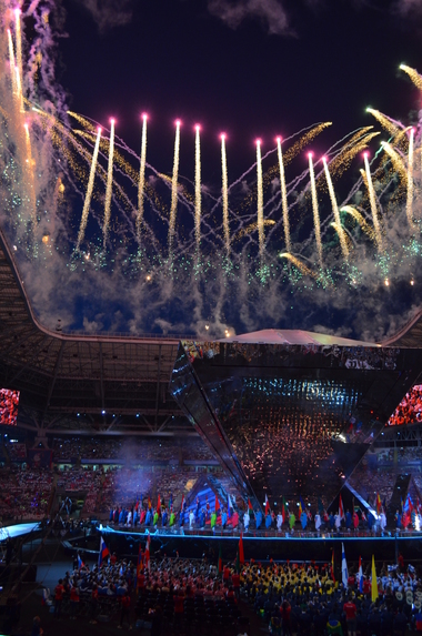  Ein Feuerwerk krönt die Eröffungszeremonie. Kurz zuvor hat Ministerpräsident Dmitri Medwedew die WorldSkills für eröffnet erklärt 