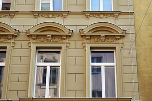  Rekonstruierte Fassade: Zu sehen sind Gurtprofil, Bossenfassade, Gewändeecke, Zierelement, Eingangsportal, Segmentbogen-Giebel, Überdachung, Konsole, Ornamenttafel sowie Fensterfasche 