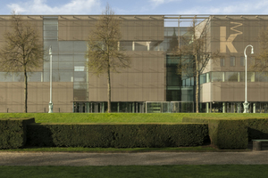  Eine Hülle aus bronzefarbigem Edelstahlgewebe von GKD kennzeichnet die Fassade des Neubaus der Kunsthalle Mannheim Foto: GKD / Constantin Meyer 