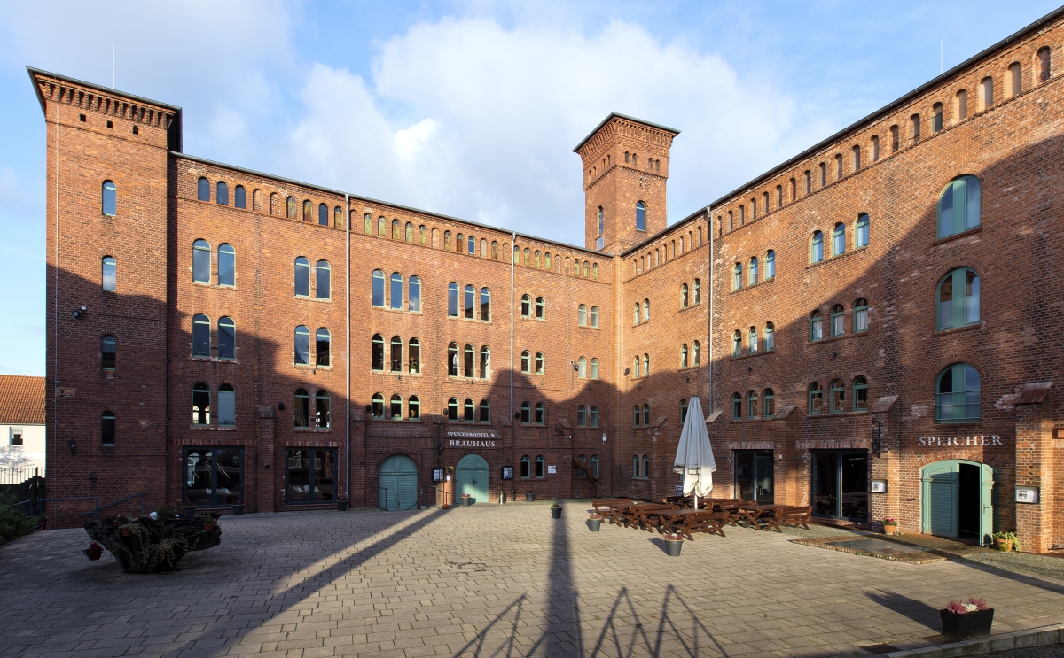 Das Erlebnishotel „Alte Ölmühle“ prägt mit seiner monumentalen Architektur das Stadtbild von Wittenberge Fotos: studio-khf.de
