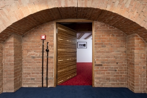  Markante Nussholztüren tragen dazu bei, dass der historische Charme des Industriedenkmals im Inneren fortlebt – ausgestattet mit Bändern von Basys 